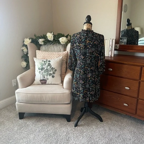 Lauren Conrad Ladies long sleeve, lace neck, with pleated skirt. Fully lined NWT - Picture 5 of 11